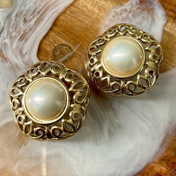Trafari Jewelry - Vintage 80’s Trafari Gold and Pearl Clip-On Earrings